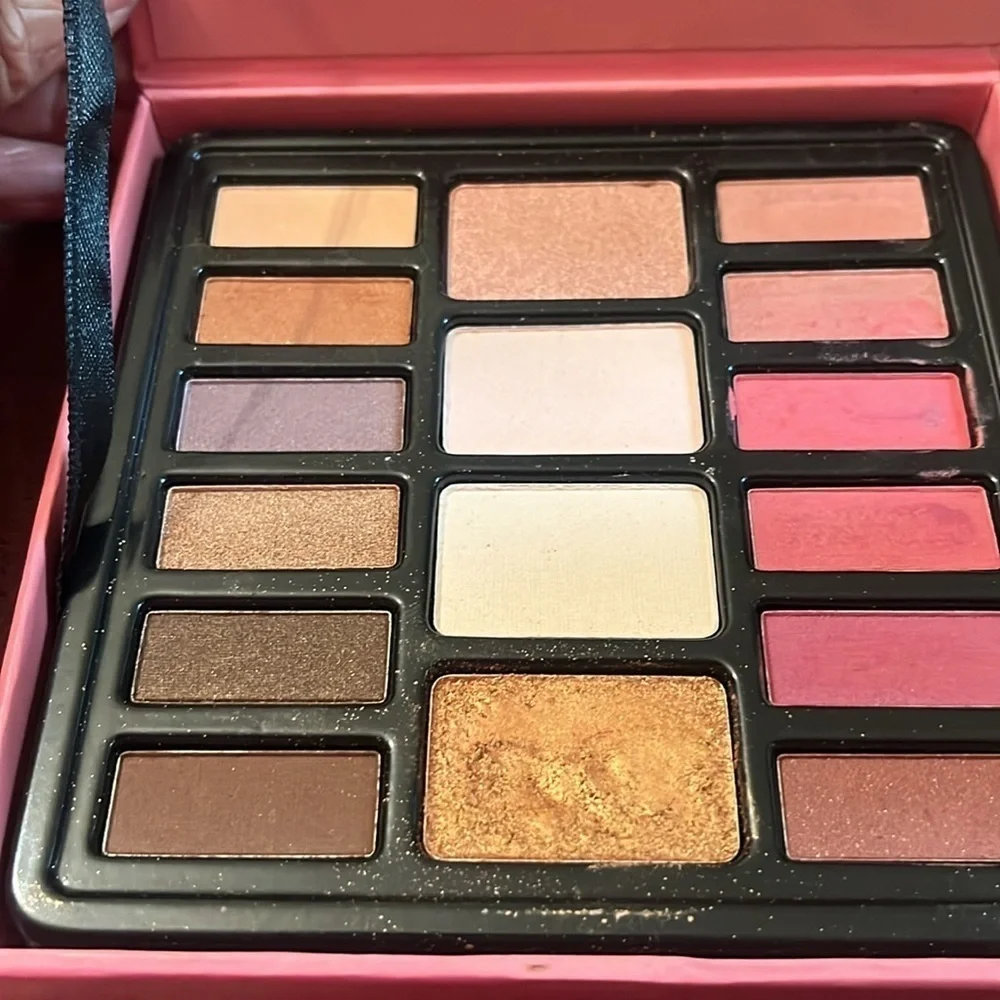 the Color Institute Rose Gold Eyeshadow Palette